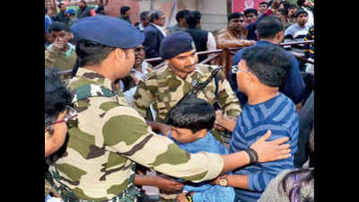 Stampede at Taj Mahal gate, five injured