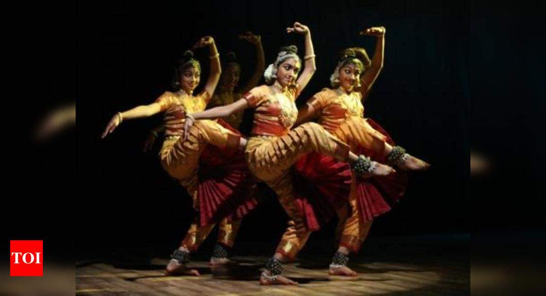 Traditional Shanmukha Kouthavam Group presentation with 9 dancers - Sridevi  Nrithyalaya - YouTube