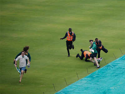 India vs South Africa 2018, 1st Test: Pitch invaders provide the only action on Day 3