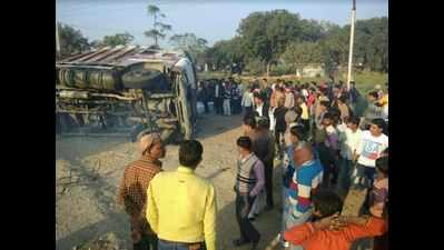 11 dead as truck turns turtle on car and auto-rickshaw on NH-2