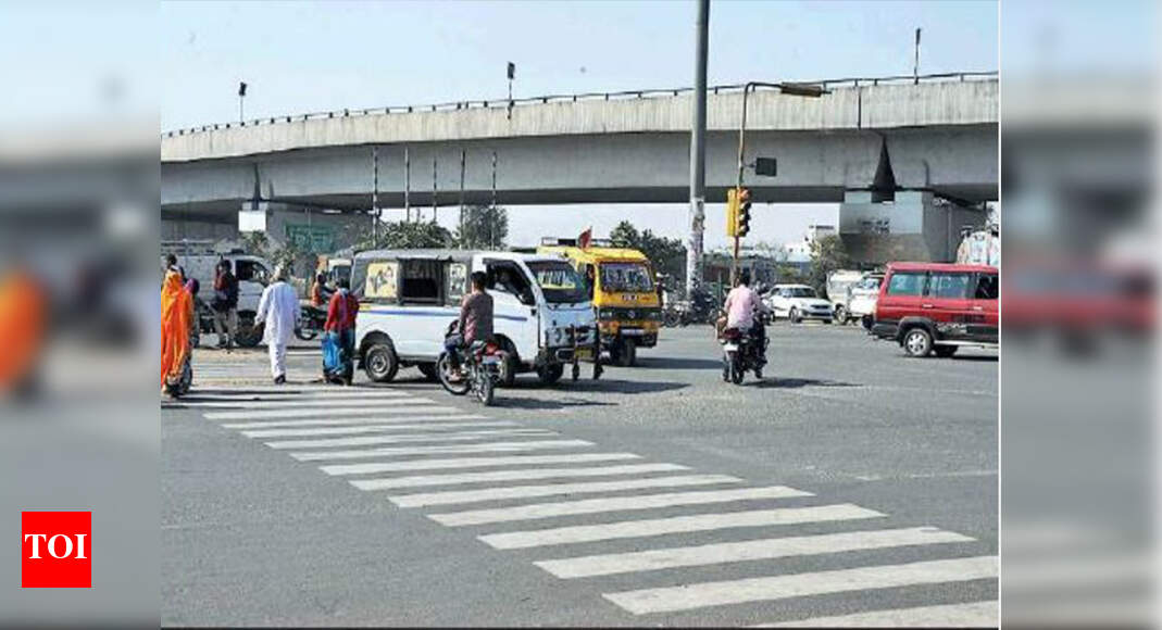 Jumping lights, illegal parking common at this circle Jaipur News