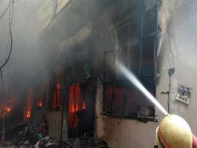 Major fire erupts at garments factory on Kakowal Road