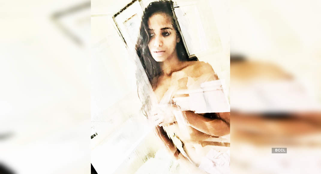 Poonam Pandey teases fans with a bold selfie Pics | Poonam Pandey