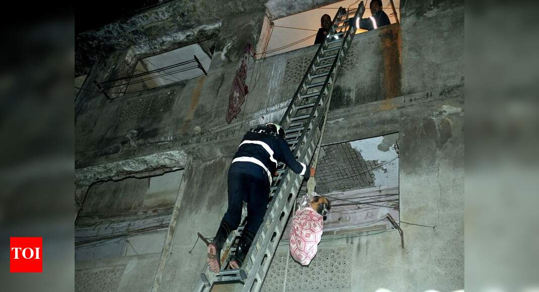Vidyavihar: Part of staircase collapses in Vidyavihar, Mumbai | Mumbai ...