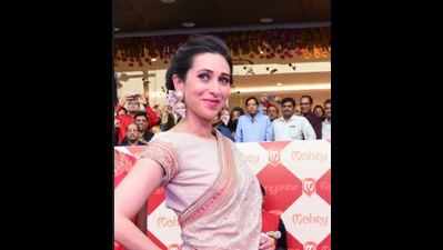 Karisma Kapoor draws huge crowd in Bhubaneswar