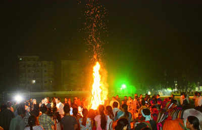 Auspicious day started with Bhogi Mantalu | Visakhapatnam News - Times ...