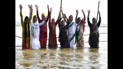 Ending all speculations, Kinner Akhara takes holy dip at Sangam