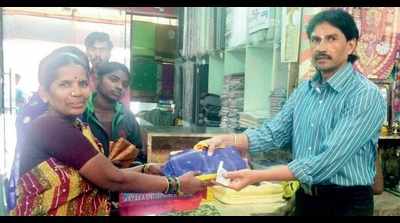 Bidar man gives away saris for free to generate voter awareness