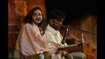 Ghazals and Sufi singing by Pooja Gaitonde enliven mood at craft mela