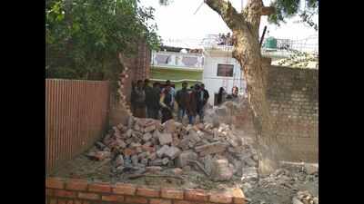 FIR against alleged bhu-mafia in Lucknow