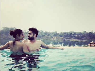 Na Bole Tum Na Main Ne Kuch Kaha actress Aakanksha Singh spends romantic time with husband Kunal in a pool