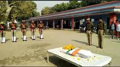 <arttitle><sup/>Ek Tha Tiger: UP cops bury their bravest 4-legged officer wrapped in national flag</arttitle>