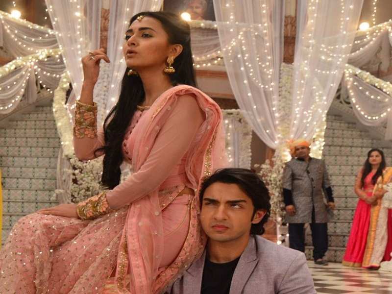 When Tejasswi Prakash sat on co-star Rohit Suchanti's shoulder after a