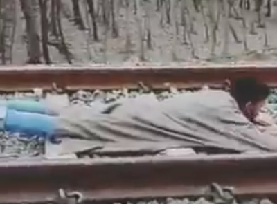 <arttitle>Kashmiri man’s death defying rail-stunt has Internet calling for his '<sup/>arrest'</arttitle>