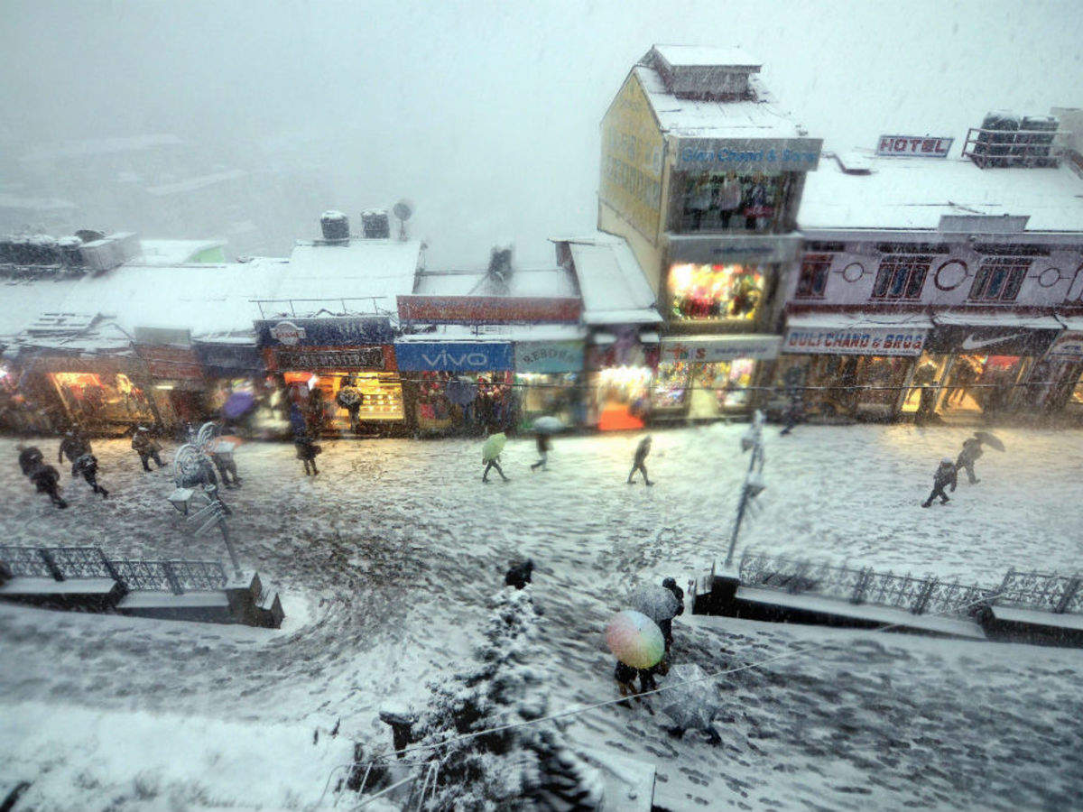 Season’s first snowfall in Shimla attracts tourists to the hill station