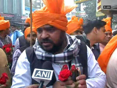 ‘Padmaavat’ row: Activists adopt Gandhigiri in Lucknow