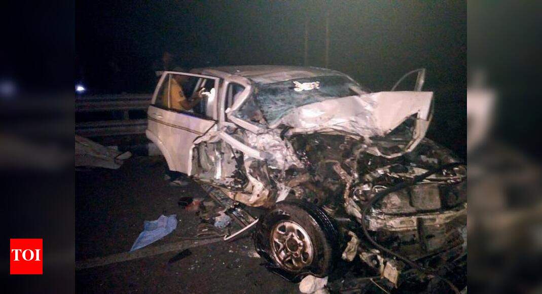 4 FAMILY MEMBERS KILLED IN ROAD MISHAP: 4 of family die as truck, car ...