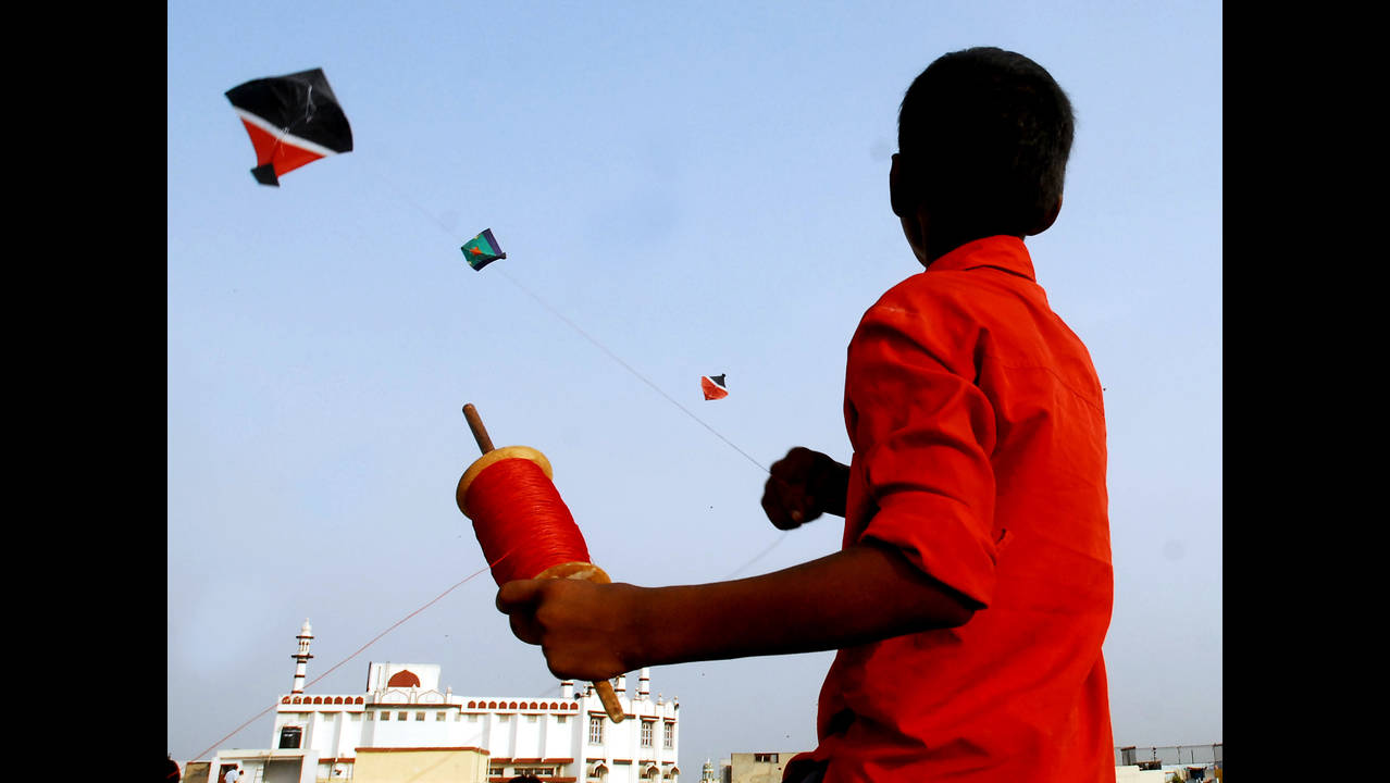 Two Young Boys Die In Kite Flying: Two young boys die in kite flying | Surat  News - Times of India