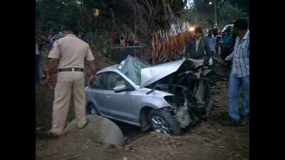 Five men dead as car hits tree in Palghar | Mumbai News - Times of India