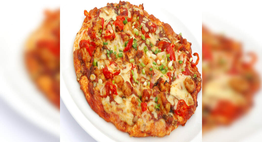 Spicy Chicken Pizza Recipe: How to Make Spicy Chicken Pizza Recipe | Homemade Spicy Chicken Pizza Re