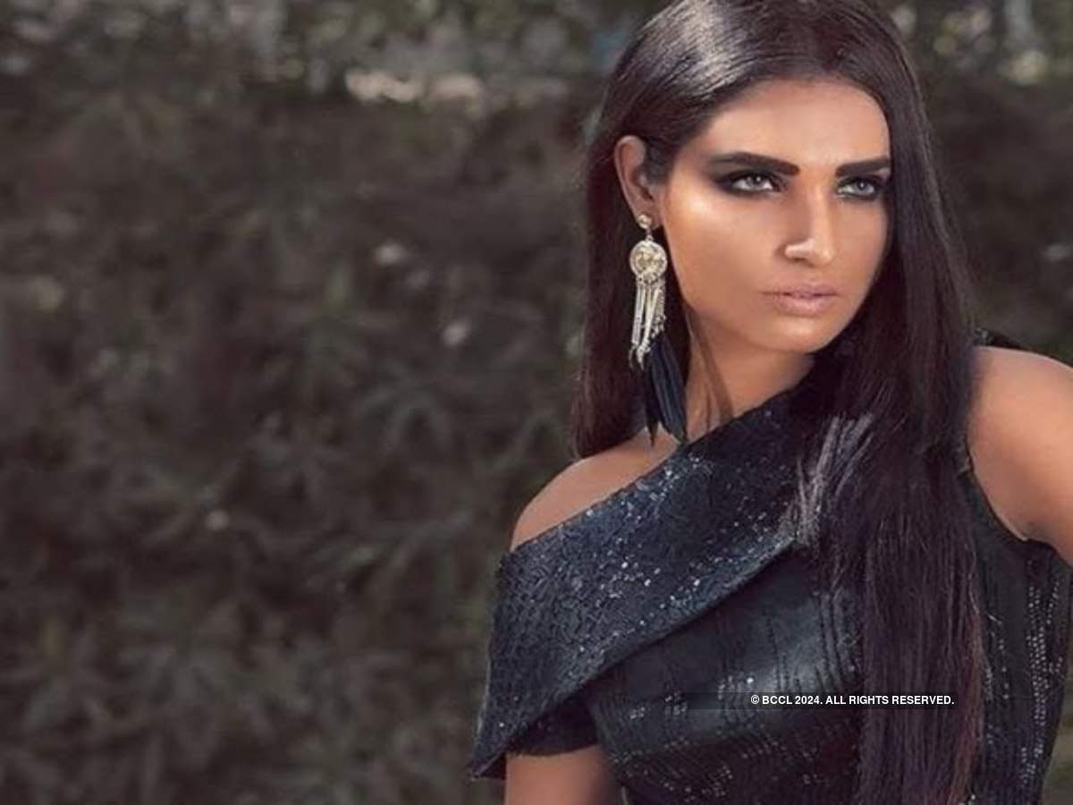 Social Media Users Body Shame Pakistani Model Amna Ilyas