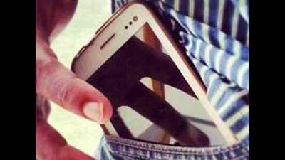 Delhi man manages to catch cellphone thieves