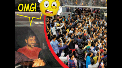 Scared by the massive crowd, Emraan Hashmi leaves city mall without stepping out of his car