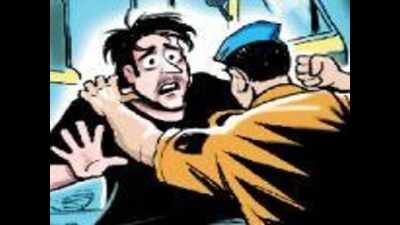 55-year-old trader tries to stop towing of 2-wheeler, thrashed by traffic cop, ‘aide’