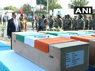 Mehbooba Mufti: J&K CM Mehbooba Mufti Leads Wreath-laying Ceremony Of ...