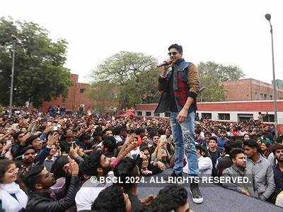 Cheering competition between fans of Manoj Bajpayee and Sidharth Malhotra at SRCC