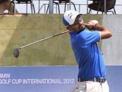 Former India cricketer Badrinath tries his hand at golf