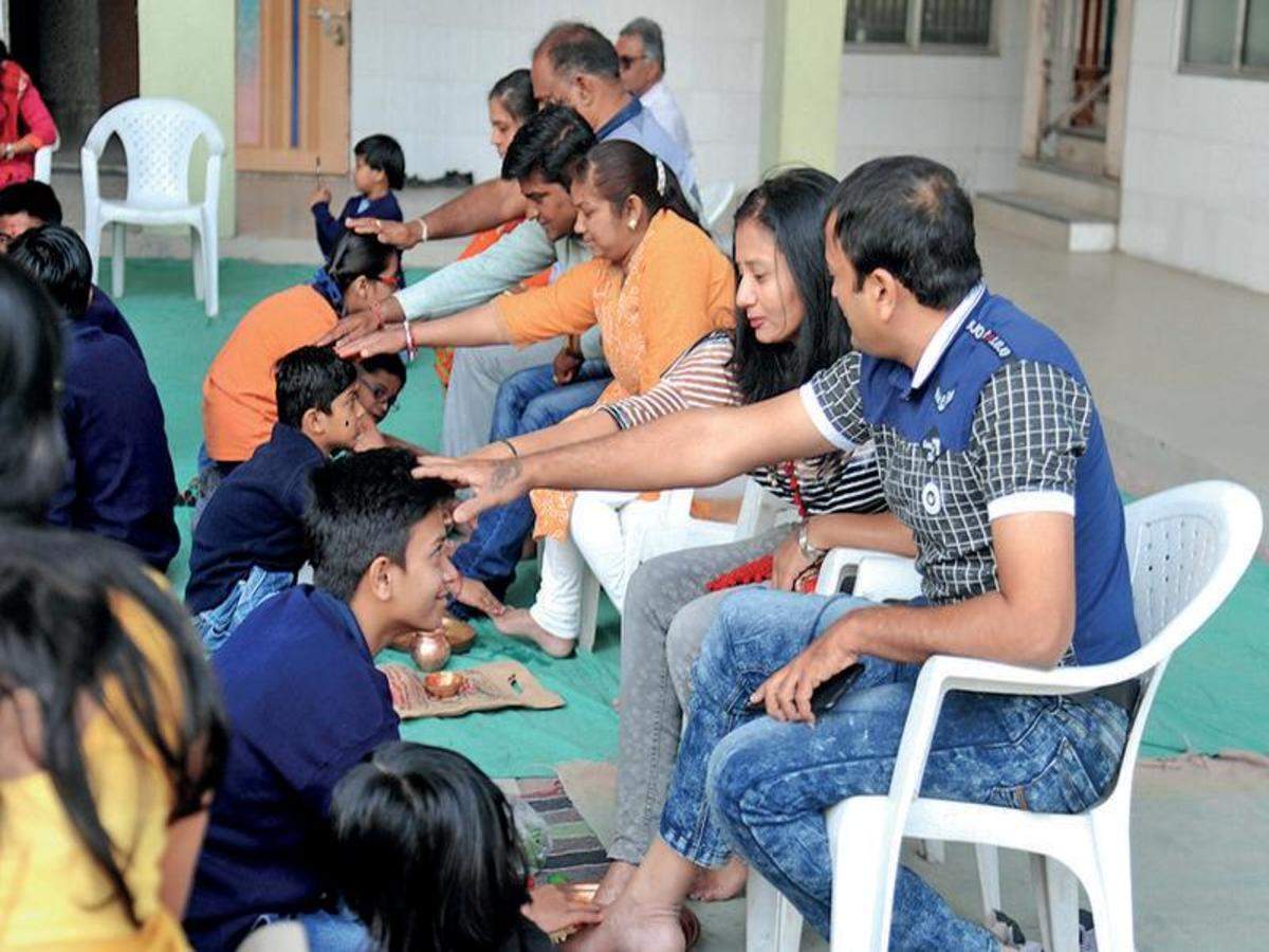 valentine day: Parents&#39; Worship Day observed as Valentine Day counter |  Ahmedabad News - Times of India