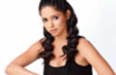 Yashashri travels by local trains! - Times of India