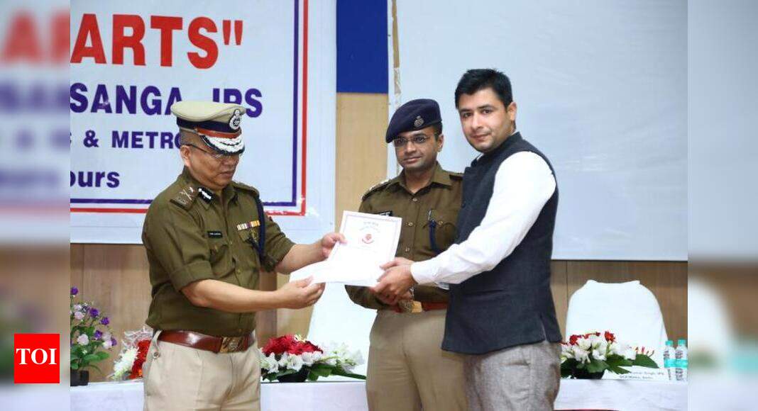 Police award 40 for catching crooks in metro | Delhi News - Times of India
