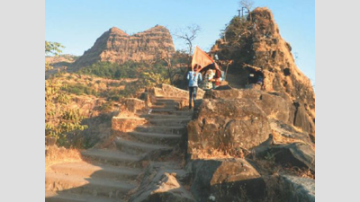 Fort enthusiast points out cracks in Shivaji’s samadhi at Raigad