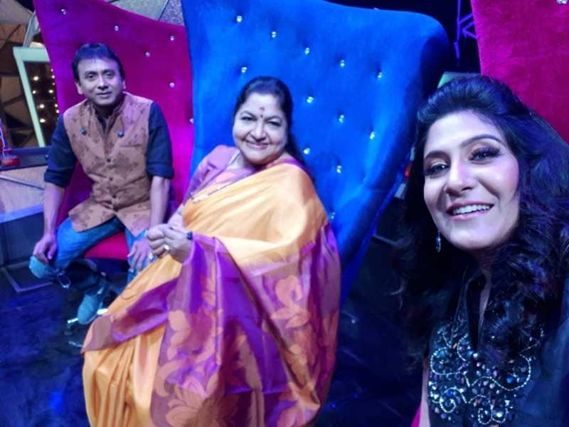 Veteran singer KS Chitra visits the sets of Super Singer.
