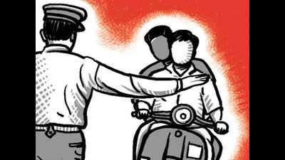 <arttitle><b>Walk 500 m with bike if caught without helmet, says new Agra police drive </b></arttitle>