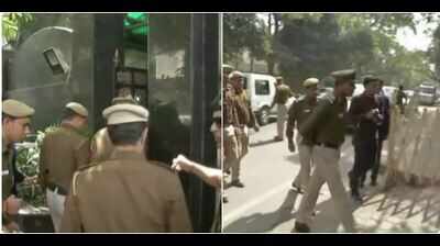 High drama in Delhi as cops enter CM Arvind Kejriwal's house