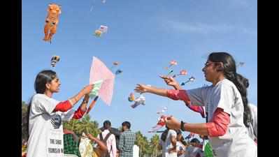 Kite fest brings cheers to autistic kids