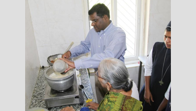 Tiruvannamalai district collector makes tea for old age home inmates