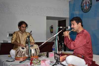 Renowned flutist Shri Rupak Kulkarni performs at IMS, DAVV