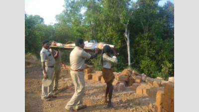After villagers refused, cops carry abandoned body on their shoulders in Karnataka