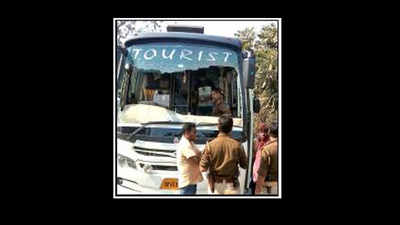 Bus with foreign tourists attacked in Gorakhpur