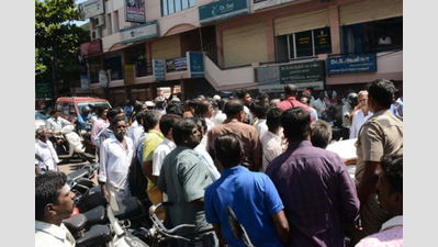 Aircel customers stage road blockade in Trichy