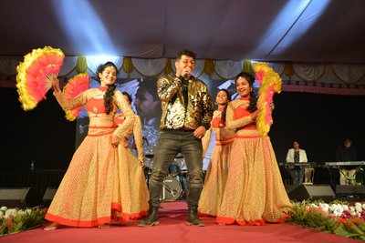 Avadhoot Gupte performs at a Kolhapur college