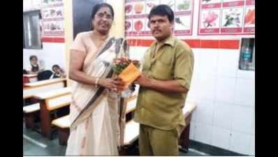 Auto driver returns bag, earns free education for his kids