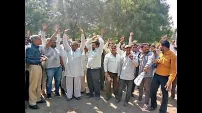 Amreli farmers protest over groundnut procurement at MSP