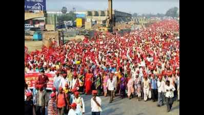 Thousands of farmers reach Mumbai, opposition supports stir