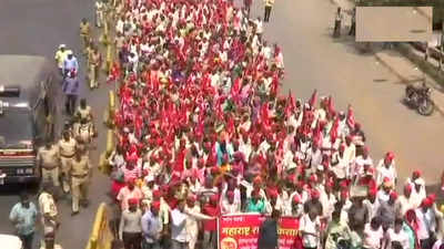 Protesting farmers reach Mumbai's Azad Maidan, to meet CM Fadnavis