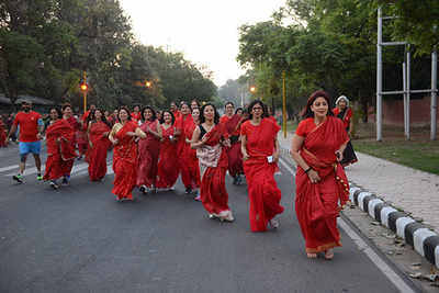 Chandigarh women run in sarees at Sukhna